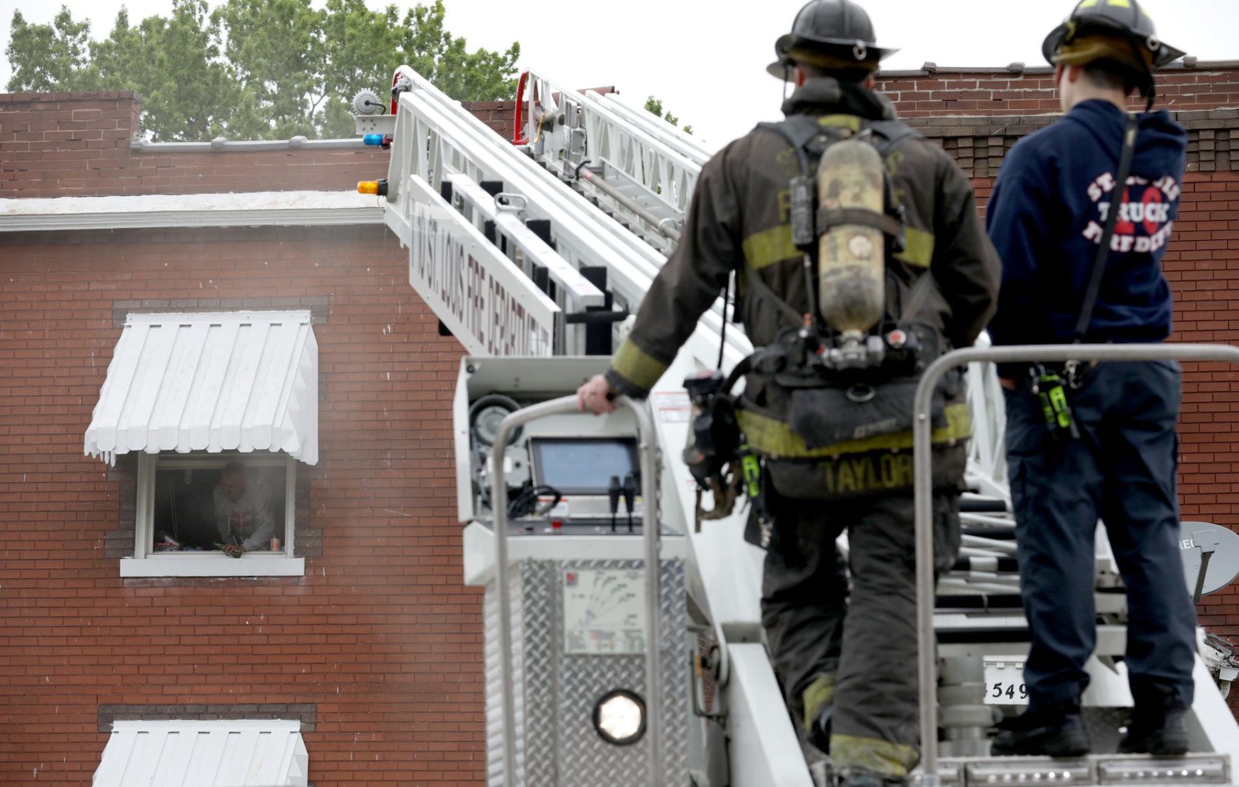 Man sets house on fire in north St. Louis, threatens firefighters